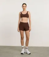 Short deportivo runner de la marca Get Over, color blanco, con cintura ancha elástica y bajo redondeado.