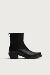 Bota cowboy de cuero color negro, con punta cuadrada, tacón bajo y tirador trasero.