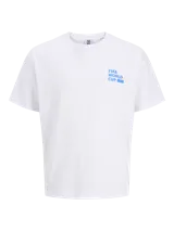Remera de manga corta con cuello redondo y calce relajado, confeccionada en tejido piqué de algodón. Presenta un estampado pequeño en el frente con el logo de la FIFA World Cup 26.