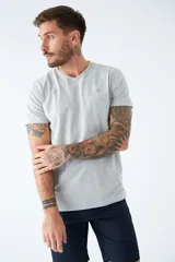 Remera básica de algodón color negro, con escote en V, manga corta y logo bordado en el pecho.
