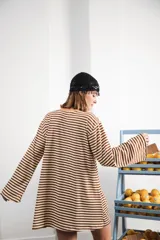 Vestido corto a rayas horizontales color verde y blanco, de corte amplio y mangas acampanadas.