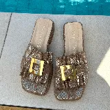 Zuecos negros de cuero vacuno, con capellada fruncida y horma cuadrada.