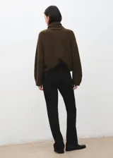 Jeans negros de corte recto y tiro medio con cierre frontal de botón y cremallera, confeccionados en algodón.