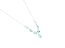 Gargantilla de plata 925 con diseño en V, compuesta por cinco piedras de topacio azul cielo en corte de lágrima y un dije central colgante también en corte de lágrima.