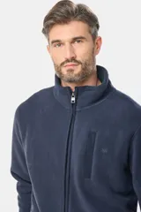 Campera polar de abrigo azul marino, con cuello alto, cierre frontal y bolsillos laterales y en el pecho con cierre.