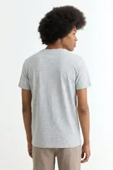Remera de cuello redondo y manga corta, confeccionada en algodón de alta calidad con un diseño básico y versátil.