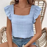 Blusa de color amarillo con textura fruncida, cuello cuadrado y mangas cortas con volados.