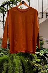 Remerón oversize color naranja, confeccionado en 100% algodón, con tajos a los costados.