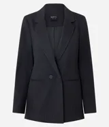 Blazer largo de mujer, color gris oscuro, con rayas verticales finas (riscas de giz). Presenta solapa de muesca, cierre frontal de dos botones y bolsillos de ojal.