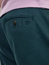 Bermuda de gabardina color beige, de corte casual y diseño liso, con bolsillos laterales y traseros.