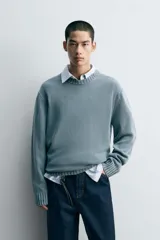 Jersey de corte relajado confeccionado en hilatura de algodón con efecto lavado. Presenta cuello redondo, manga larga y acabados en rib en cuello, puños y bajo.