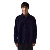 Camisa azul de pana con botones y logo bordado en el pecho.