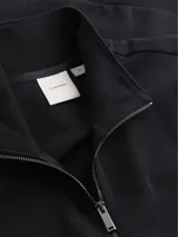Buzo de cuello alto con cierre frontal completo, confeccionado en mezcla de algodón y poliéster. Presenta puños y bajo acanalados, bolsillos laterales y logo de la marca estampado en el pecho.