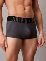 Pack de tres bóxers trunk Calvin Klein de microfibra, con cintura elástica con logo de la marca. Incluye un bóxer azul, uno gris y uno negro.