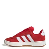 Championes Adidas modelo Grand Court Alpha, color rojo con las icónicas tres tiras laterales en blanco. Presentan una capellada de material sintético con refuerzos, interior textil, plantilla con amortiguación Cloudfoam y suela de goma resistente.
