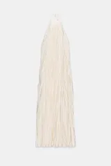 Vestido largo de cuello halter con diseño plisado y textura arrugada. Presenta espalda descubierta con cierre de lazo y cintura elástica.