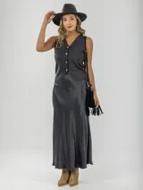 Falda larga gris de satén con cintura elástica.