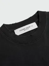Remera de algodón color blanco, de corte clásico con cuello redondo y mangas cortas.