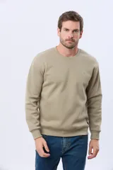 Buzo deportivo de cuello redondo con interior en micropolar y logo bordado al tono en el pecho.