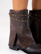 Bota de cuero vacuno color negro, con caña media, taco de madera bajo y cierre lateral.