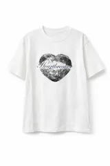 Remera de cuello redondo y manga corta, color blanco, con estampa central en forma de corazón que simula una marca de labios, con la palabra 'Heartbreaker' superpuesta en tipografía cursiva.