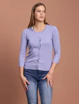 Cardigan blanco de tejido fino con abertura central y botones.