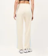 Pantalón recto deportivo de modal color beige, con cintura elástica sin cierre y recortes laterales en contraste.