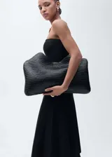 Vestido midi de punto fino con escote palabra de honor y silueta evasé. Presenta un diseño minimalista y elegante con cierre lateral.