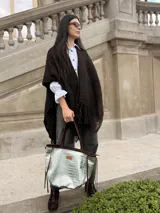 Cartera tipo tote de cuero color suela, con textura grabada tipo cocodrilo en el frente y laterales de gamuza. Cuenta con doble asa de hombro, detalles de costuras visibles, flecos decorativos laterales y cierre interno.