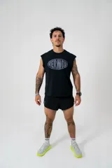 Short deportivo negro con logo de Hermod estampado en sublimación, corte holgado y aberturas laterales. Incluye suspensor interno de lycra de microfibra.
