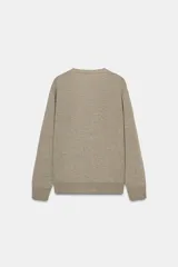 Chaqueta tipo cárdigan de lana, color beige, con escote en pico, manga larga y cierre frontal con botones.