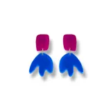 Aros colgantes con forma abstracta, compuestos por un cuadrado fucsia y una pieza inferior azul.
