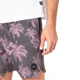 Short de baño con estampado de palmeras en tonos violeta sobre fondo gris oscuro. Cuenta con cintura elástica, cordón ajustable y bolsillos laterales.