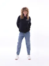 Jeans de corte mom fit en color azul claro, con tiro alto y diseño clásico de cinco bolsillos.