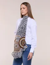 Pashmina de gasa estampada con diseño combinado de animal print y mandalas en tonos blanco, negro, marrón y ocre.