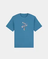 Remera de cuello redondo y manga corta en color azul, con estampado central de carteles de señalización urbana con la inscripción 'KABOA IND' y 'BROTHERHOOD'.