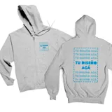 Campera con capucha y cierre frontal, color gris melange, con diseño estampado en el frente y en la espalda.