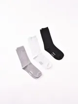 Pack de tres pares de medias de caña corta, en colores gris melange, blanco y negro, con detalle de logo en el empeine.