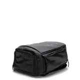 Mochila deportiva negra con diseño funcional, ideal para tenis y pádel. Cuenta con compartimento específico para raquetas con protección climática, compartimento ventilado para calzado, espacio interior para computadora de hasta 16 pulgadas, bolsillos laterales y correas acolchadas ajustables. Fabricada en material resistente al agua.