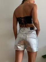 Short plateado de tiro alto con bolsillos cargo.