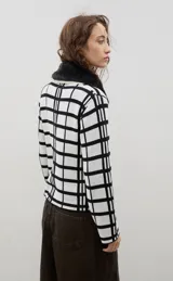 Saco de punto con diseño de cuadros, cierre frontal con botones y cuello de pelo sintético desmontable.