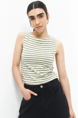 Musculosa a rayas horizontales color verde y blanco, sin mangas y de corte ajustado.