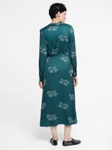 Vestido camisero largo color verde esmeralda con estampado de tigres blancos, cuello camisero, mangas largas y lazo en la cintura.