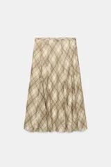 Falda midi de tiro alto, con estampado de cuadros en tonos beige y marrón, costuras marcadas y cierre lateral con cremallera oculta.