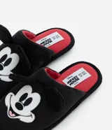 Pantufla tipo chinela de poliéster suave color negro, con diseño de Mickey Mouse que incluye orejas 3D y bordado frontal. Cuenta con interior en color rojo y suela de goma termoplástica.