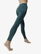 Legging deportivo largo de tiro alto, confeccionado en tejido Shapplex_B compacto y ligero. Presenta un diseño estampado reflectante en los laterales y un bolsillo oculto en la parte trasera de la cinturilla.