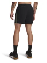 Short deportivo Under Armour de la colección Project Rock, color negro con detalles en verde oliva. Confeccionado en tejido elástico y ligero, cuenta con cintura elástica con cordón, bolsillos laterales y paneles de malla para mayor ventilación.