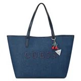 Cartera tipo tote bag Guess modelo Keira Denim, color azul con acabado de mezclilla. Cuenta con asas dobles de cuero sintético azul oscuro, logo "GUESS" bordado en relieve al frente y un llavero colgante con dijes de cerezas y forma triangular metálica.