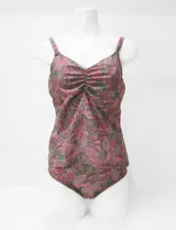 Tankini estampado de la marca Club del Sol, confeccionado con tejido italiano. Consta de una musculosa con escote en V fruncido, copa armada con sujetador interno y forro, combinada con una bombacha de bikini clásica a juego.