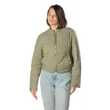 Campera corta verde militar con diseño acolchado, cuello redondo y cierre frontal.